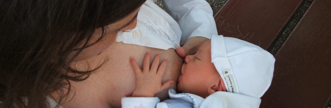 Saiba por quanto tempo o bebê deve tomar leite materno